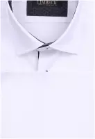 bílá košile s černými doplňky