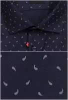 tmavě modrá košile s jemnými doplňky