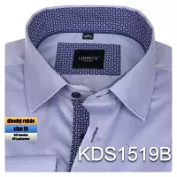 modrá košile s modrými doplňky 