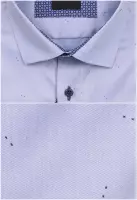 modrá košile s modrými doplňky 