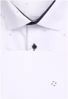 bílá košile s modrými doplňky