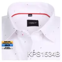 bílá košile s červenými doplňky