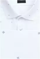 bílá košile s drobným vzorem