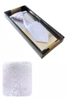 elegantní bílá svatební kravata s kapesníčkem