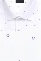 bílá košile s modrými doplňky