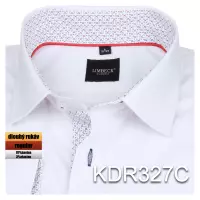 bílá košile s jemnými doplňky