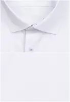 bílá košile s jemnými modrými doplňky