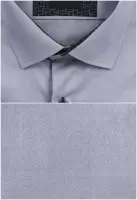 šedá košile s černými doplňky