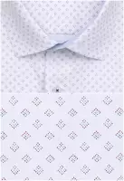 bílá košile se zajímavým vzorem