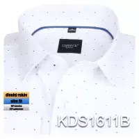bílá košile s modrými doplňky