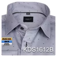 šedá košile s jemnými doplňky
