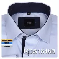 světle modrá košile s tmavými doplňky