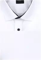 bílá košile s tmavě modrými doplňky