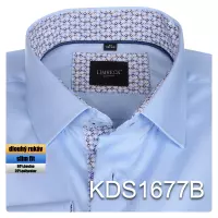 světle modrá košile se zajímavými doplňky