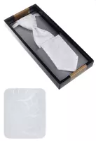 elegantní bílá svatební kravata s kapesníčkem