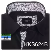 černá košile se zajímavými doplňky