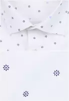 bílá košile s modrými prvky