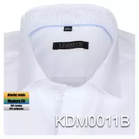 bílá košile s modrými doplňky