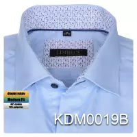 modrá košile s pěknými doplňky