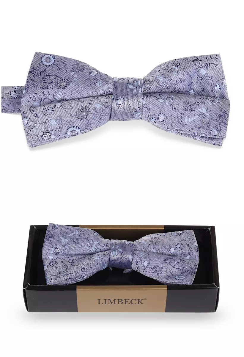 světle modrý motýlek se vzorem