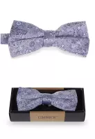 světle modrý motýlek se vzorem