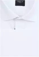 bílá košile s jemnými doplňky