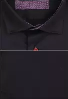 černá košile s výraznými doplňky