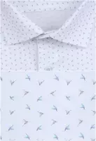 bílá košile s jemným vzorem a doplňky