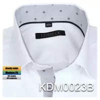 bílá košile s šedými doplňky