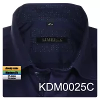 tmavě modrá košile se zajímavými doplňky