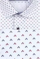 bílá vzorovaná košile s doplňky