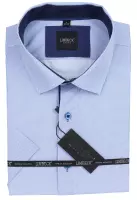 modrá košile s jemným vzorem a tmavými doplňky