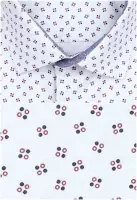 bílá košile s pěkným vzorem a doplňky
