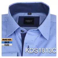 modrá košile s jemným vzorem a tmavými doplňky