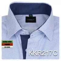 modrá košile s jemným vzorem a tmavými doplňky