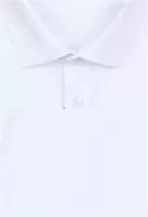 bílá jednobarevná košile