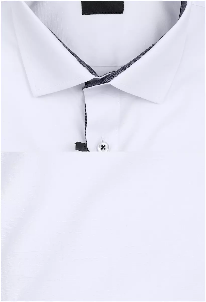 bílá jednobarevná košile s pěknými doplňky