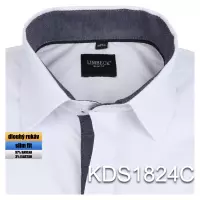 bílá jednobarevná košile s pěknými doplňky