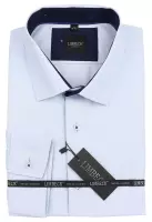 světle modrá košile s texturou a tmavými doplňky