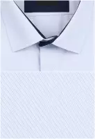 světle modrá košile s texturou a tmavými doplňky