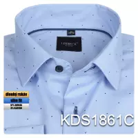 světle modrá košile s tmavými prvky