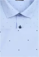 světle modrá košile s tmavými prvky