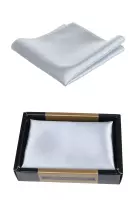 Šedý kapesníček jednobarevný, dodávaný v dárkové krabičce.