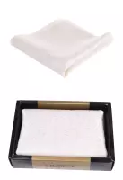 Smetanový kapesníček s texturou, dodávaný v dárkové krabičce.