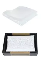 Bílý  kapesníček s texturou, dodávaný v dárkové krabičce.
