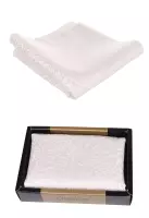 Smetanový kapesníček s texturou, dodávaný v dárkové krabičce.