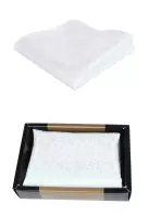 Bílý kapesníček s texturou, dodávaný v dárkové krabičce.