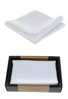 Stříbrný  kapesníček s texturou, dodávaný v dárkové krabičce.