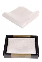 Smetanový kapesníček s texturou, dodávaný v dárkové krabičce.