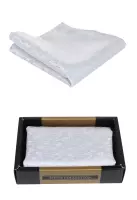 Stříbrný  kapesníček s texturou, dodávaný v dárkové krabičce.